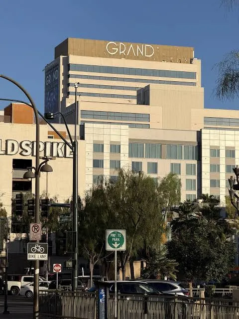 Seafront arrival planning for a hotel and casino-resort break